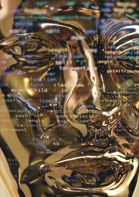 Auf dem verspiegelten Gesicht einer Schaufensterpuppe läuft ein Programmiercode.